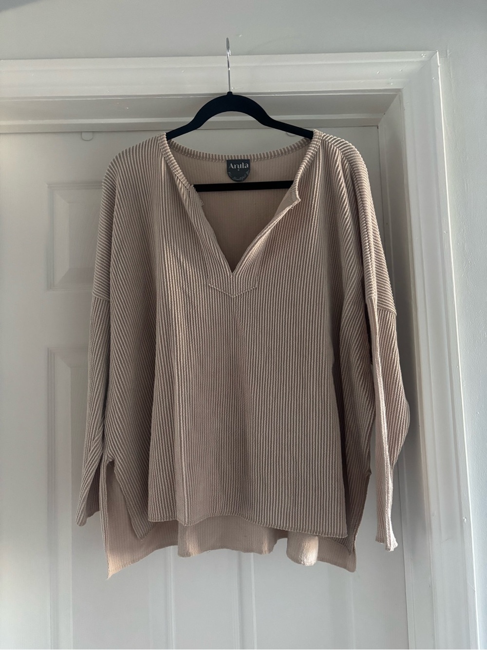 ARULA Ribbed V-Neck Sweater in Light Beige